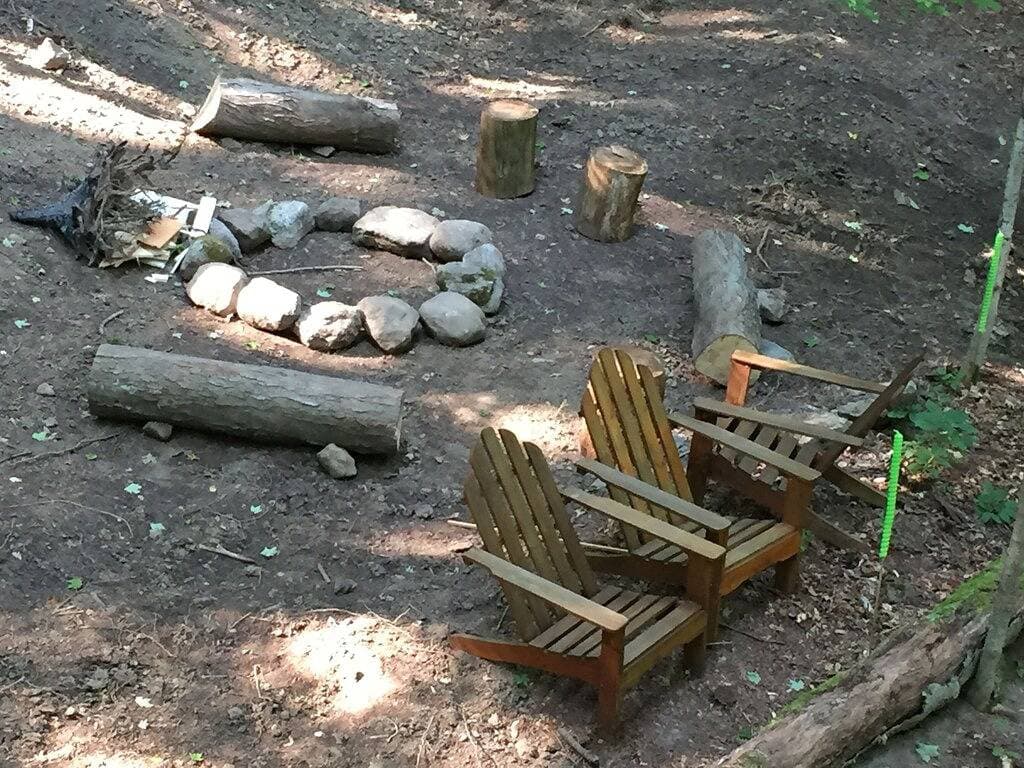 Foto 8 von 31: Das magische Baumhaus von Chez 'Tree Rest thront 35' über dem Waldboden!