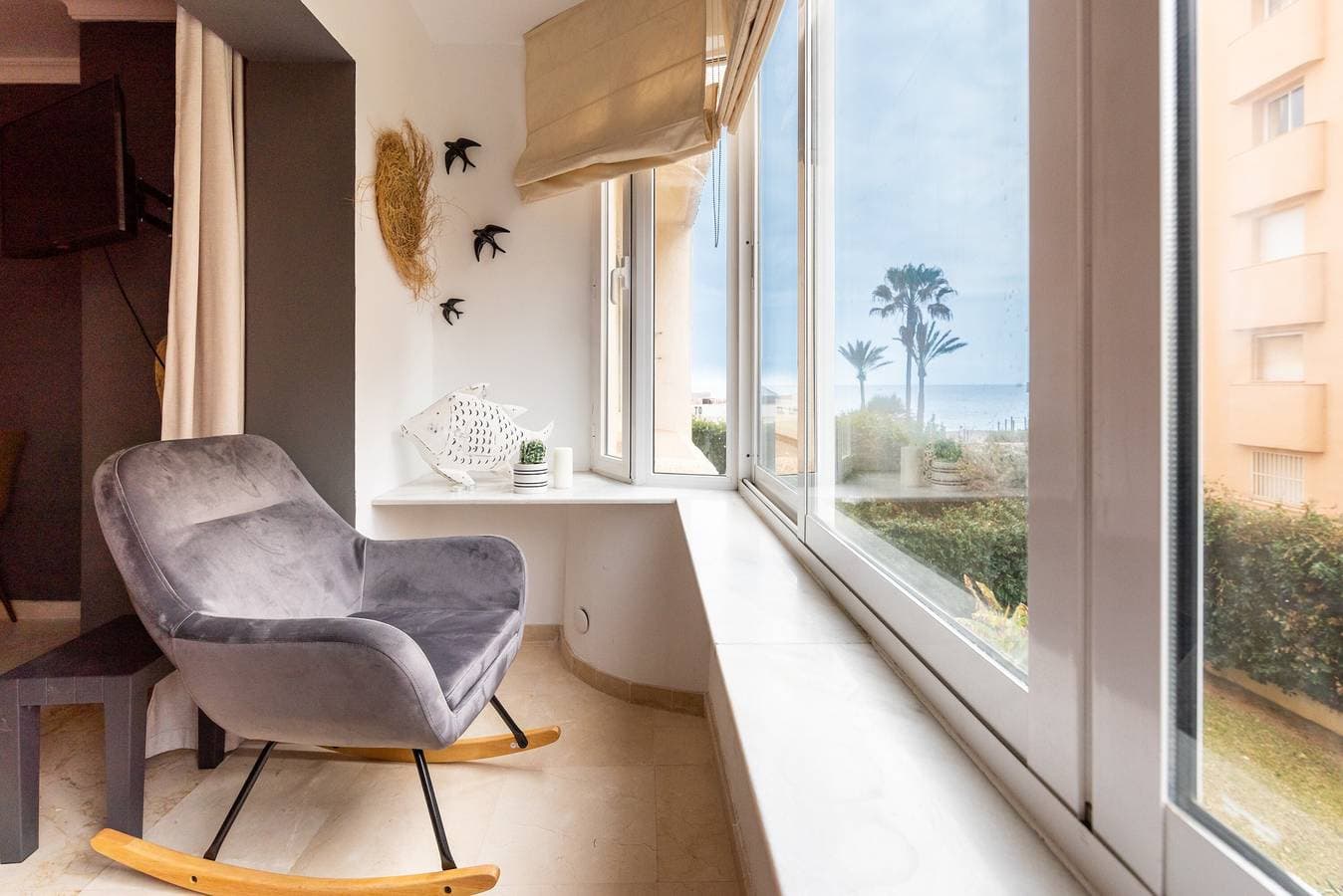 Foto 7 von 25: Ferienwohnung '1line Beach' mit Meerblick, WLAN und Klimaanlage