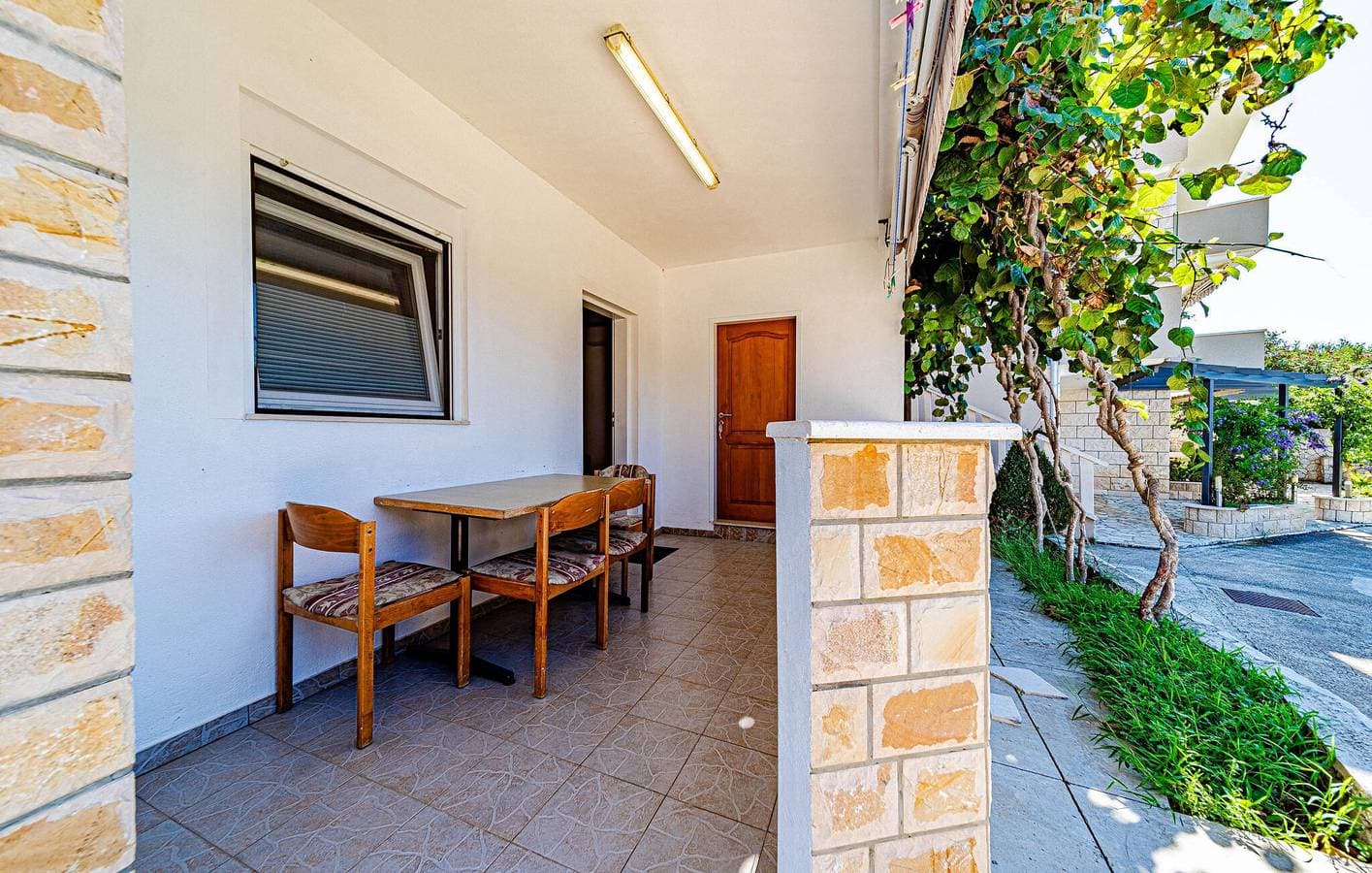 Foto 2 von 20: Gemütliche Ferienwohnung mit Terrasse, WLAN und Parkplatz in der Nähe des Strandes Tri Žala