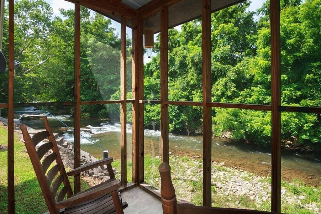 Foto 7 von 20: Direkt neben dem Bach - Wasserfall - in Veranda - Whirlpool abgeschirmt