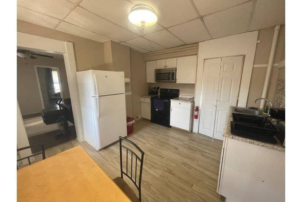 Foto 2 von 8: (F1) Convenient 3br Syracuse University apartment