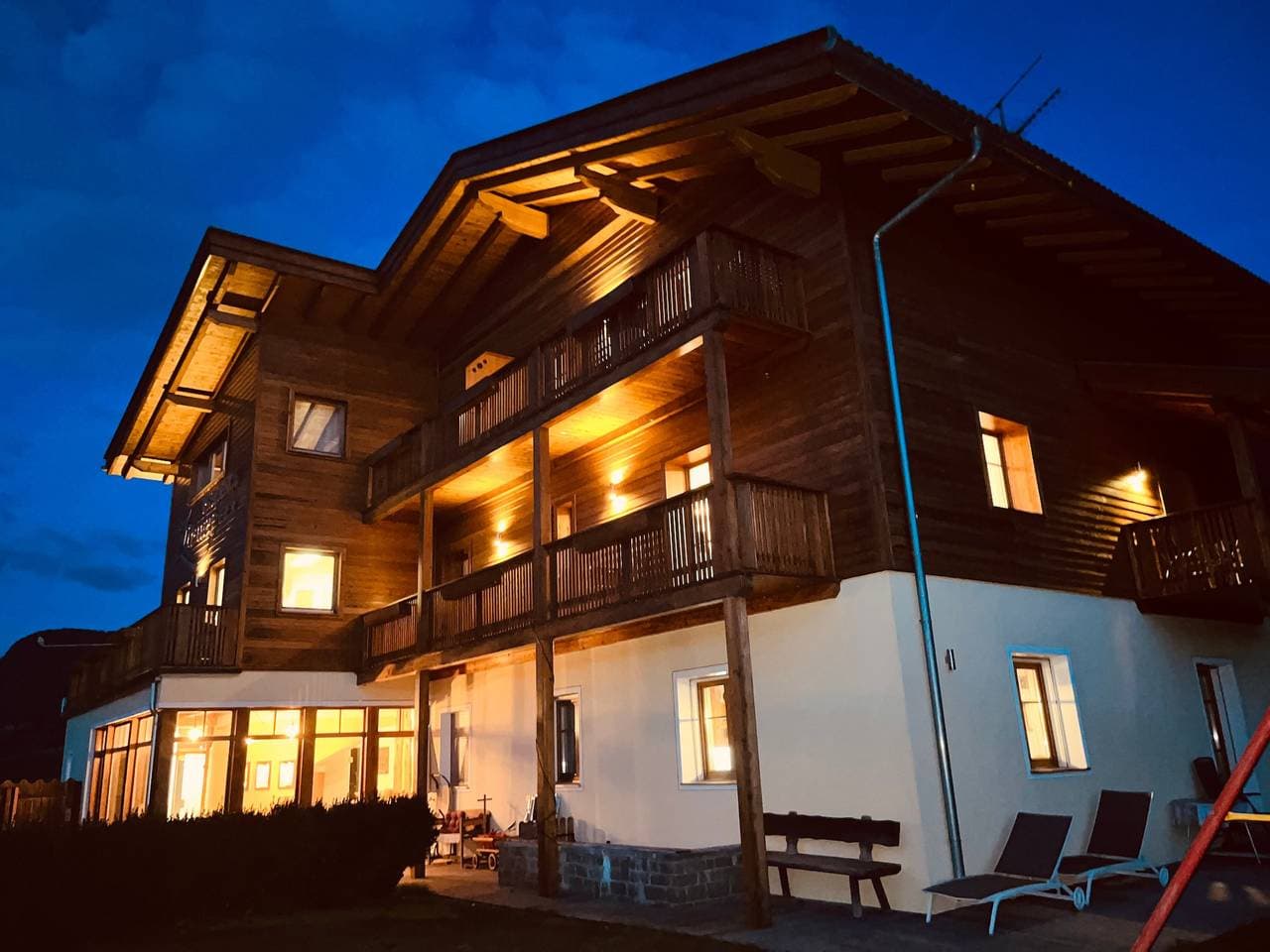 Foto 9 von 34: Ferienwohnung 'Residenz Zirmer Wohnung Feuer' mit Bergblick, Gemeinschaftsgarten und WLAN