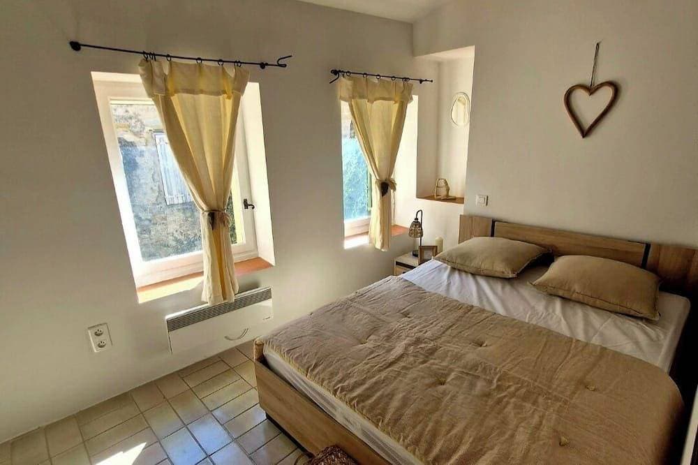 A very cozy and bright one-bedroom apartment in the heart of the historic village of Lourmarin in th... 1
