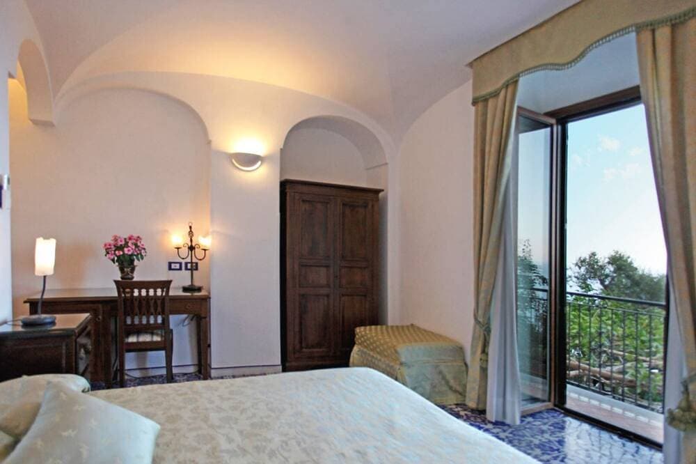 Foto 2 von 30: Romantische Amalfi Villa Amalfi Mit herrlichem Meerblick, Garten, Parkplatz auf Anfrage