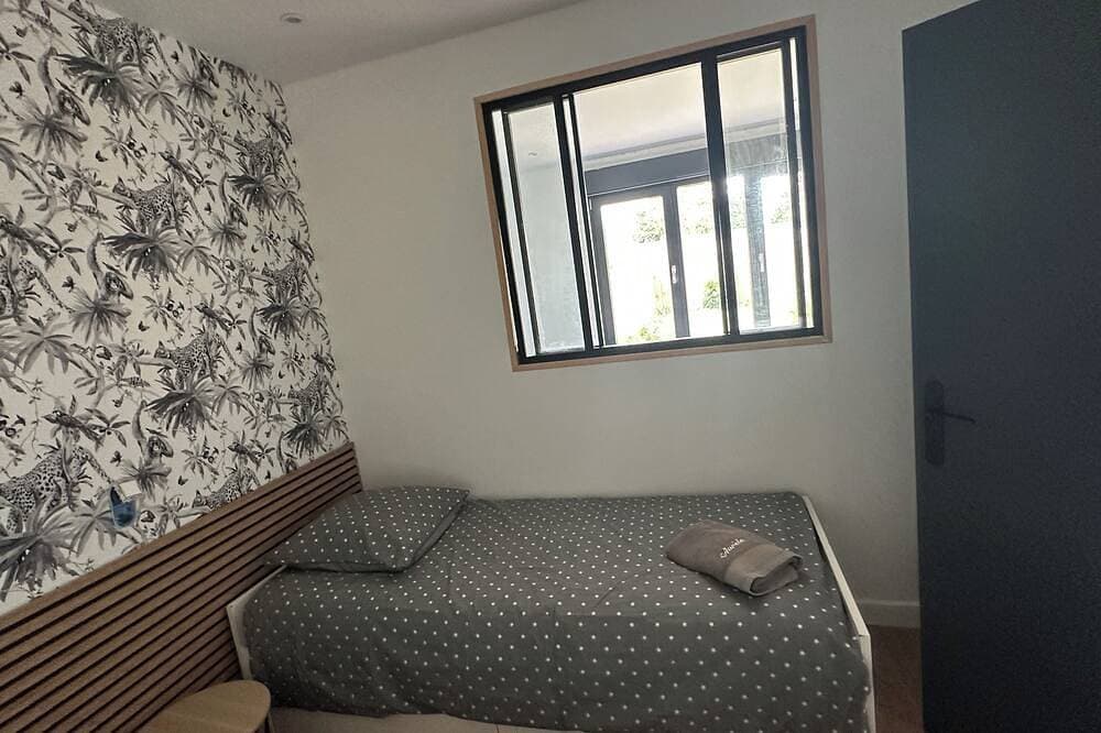 Foto 3 von 28: Listed 3-star ⭐️⭐️⭐️ beachfront home with 3 bedrooms, a garden, and private parking.