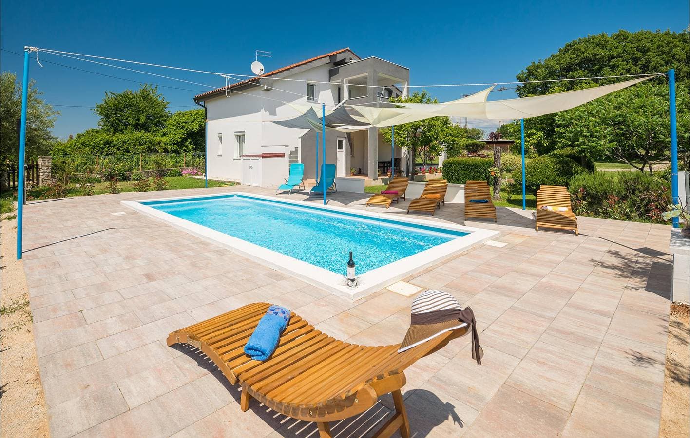 Gemütliche Ferienwohnung mit Pool, Terrasse und WLAN – 2,5 km vom Strand Sirena entfernt 1
