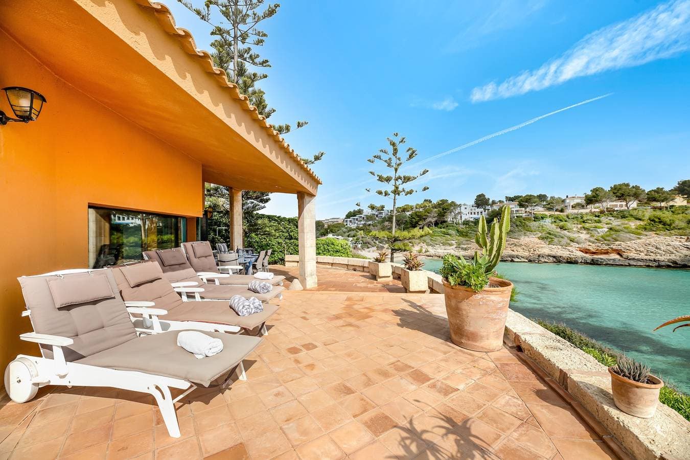 Foto 3 von 27: Villa Es Mirador mit Meerblick, WLAN, Klimaanlage, Terrasse und Garten; Parkplatz vorhanden