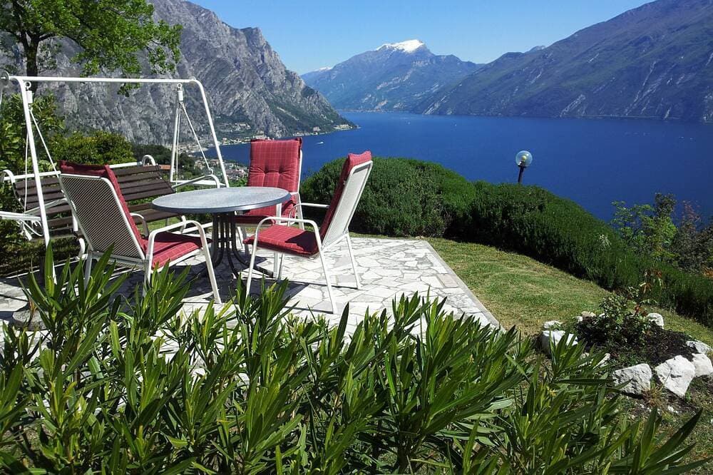 Villa mit eigenen Pool und freiem See- und Bergblick 1