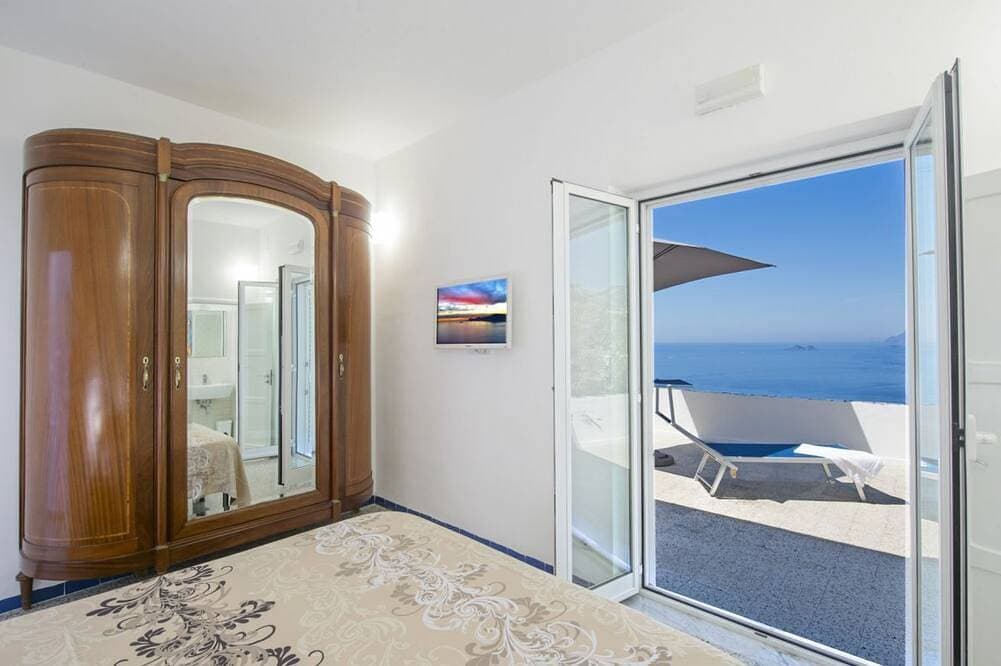 Foto 5 von 30: Schüchterner Praiano mit Blick auf Capri und Positano