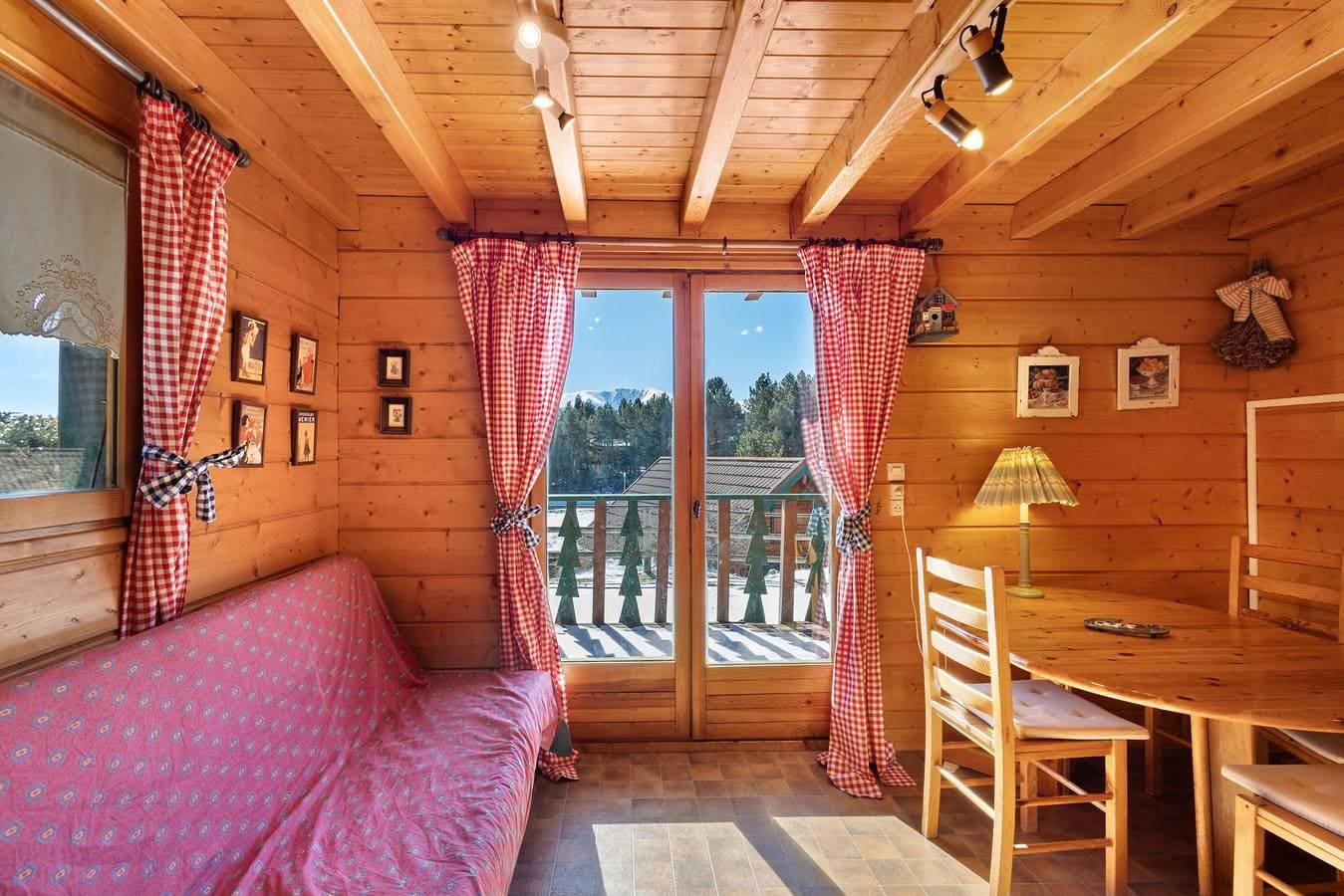 Foto 3 von 23: Chalet "Maison De Bois Finlandaise" mit 2 privaten Terrassen und Balkon