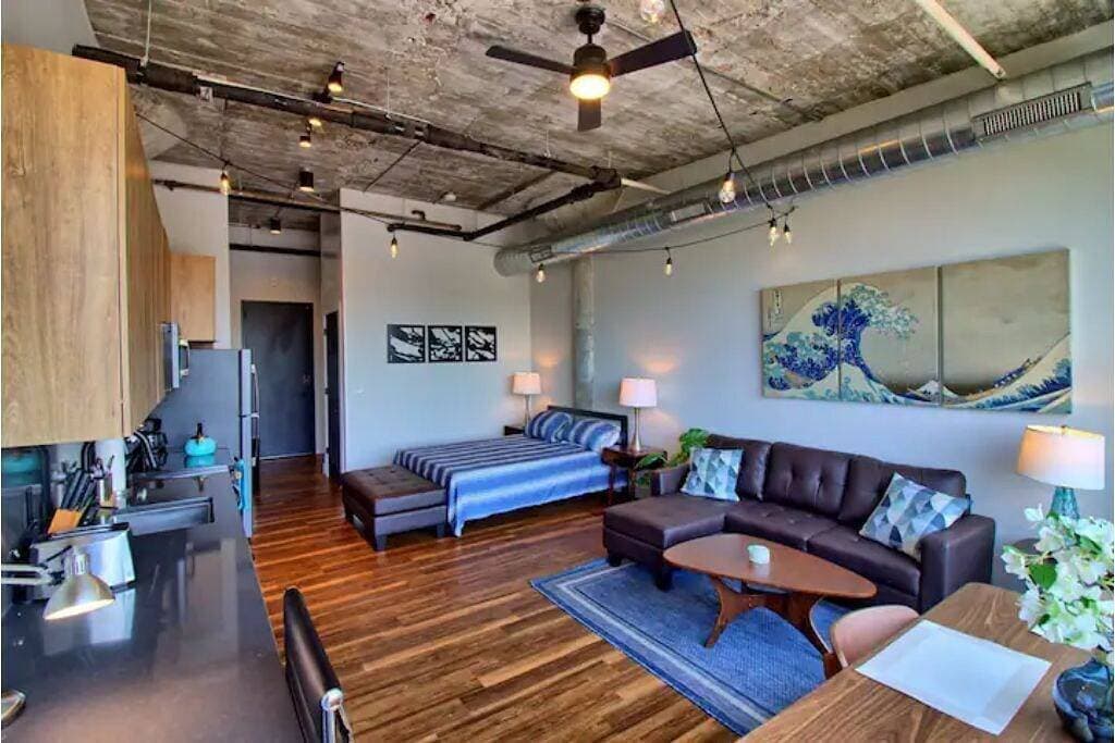 Foto 5 von 33: Chic Ultramodern Studio Loft w/ Designer Features