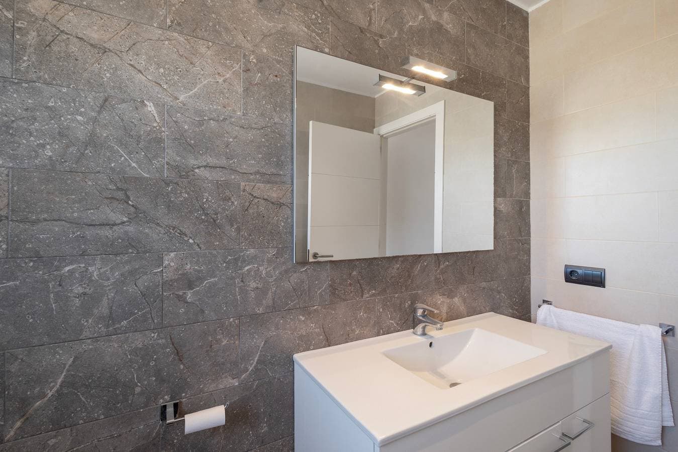 Foto 12 von 24: Apartment 'Medes F35' mit Meerblick, WLAN und Klimaanlage