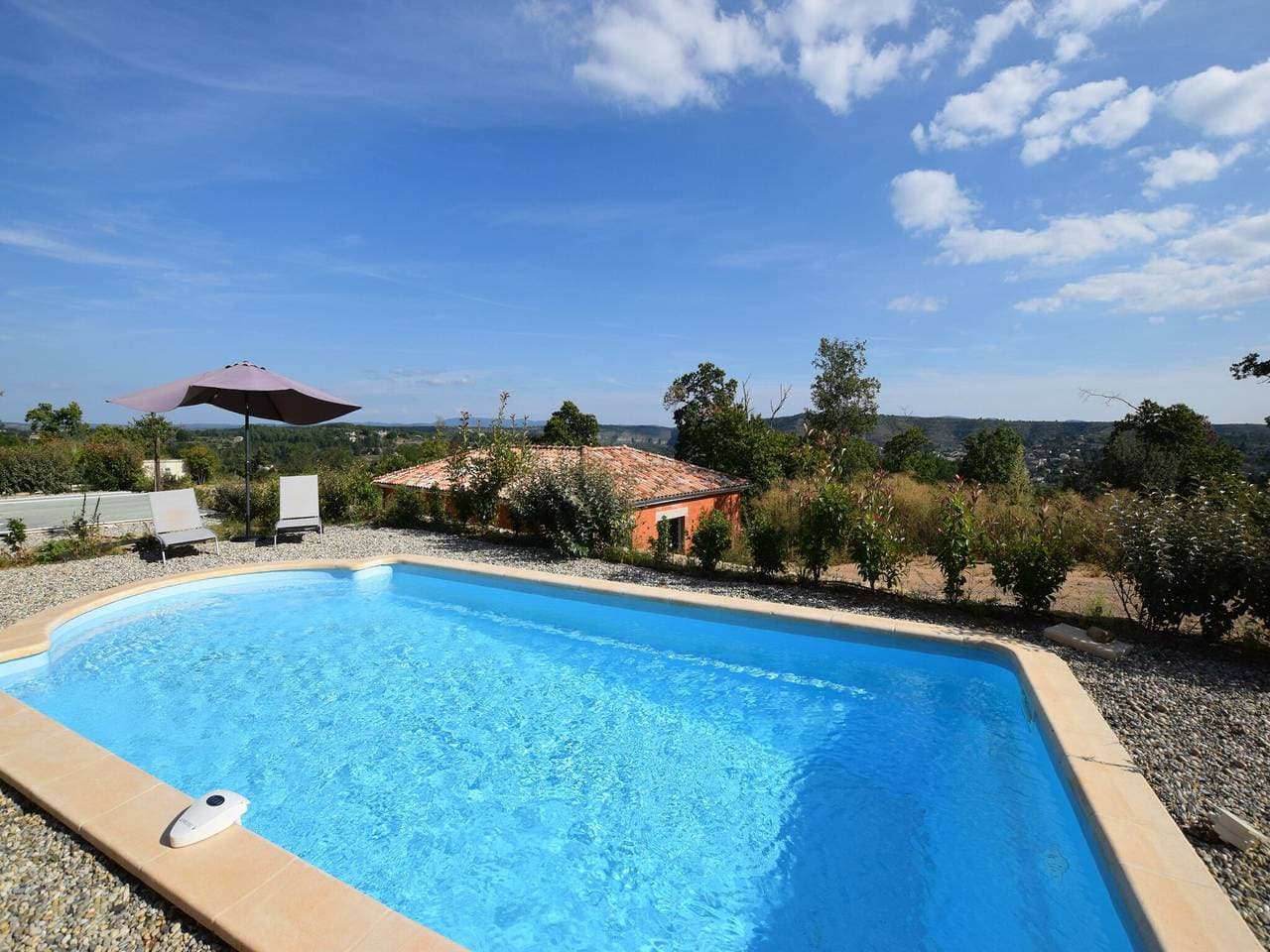 Foto 12 von 38: Impressive Villa with Hill View in Joyeuse