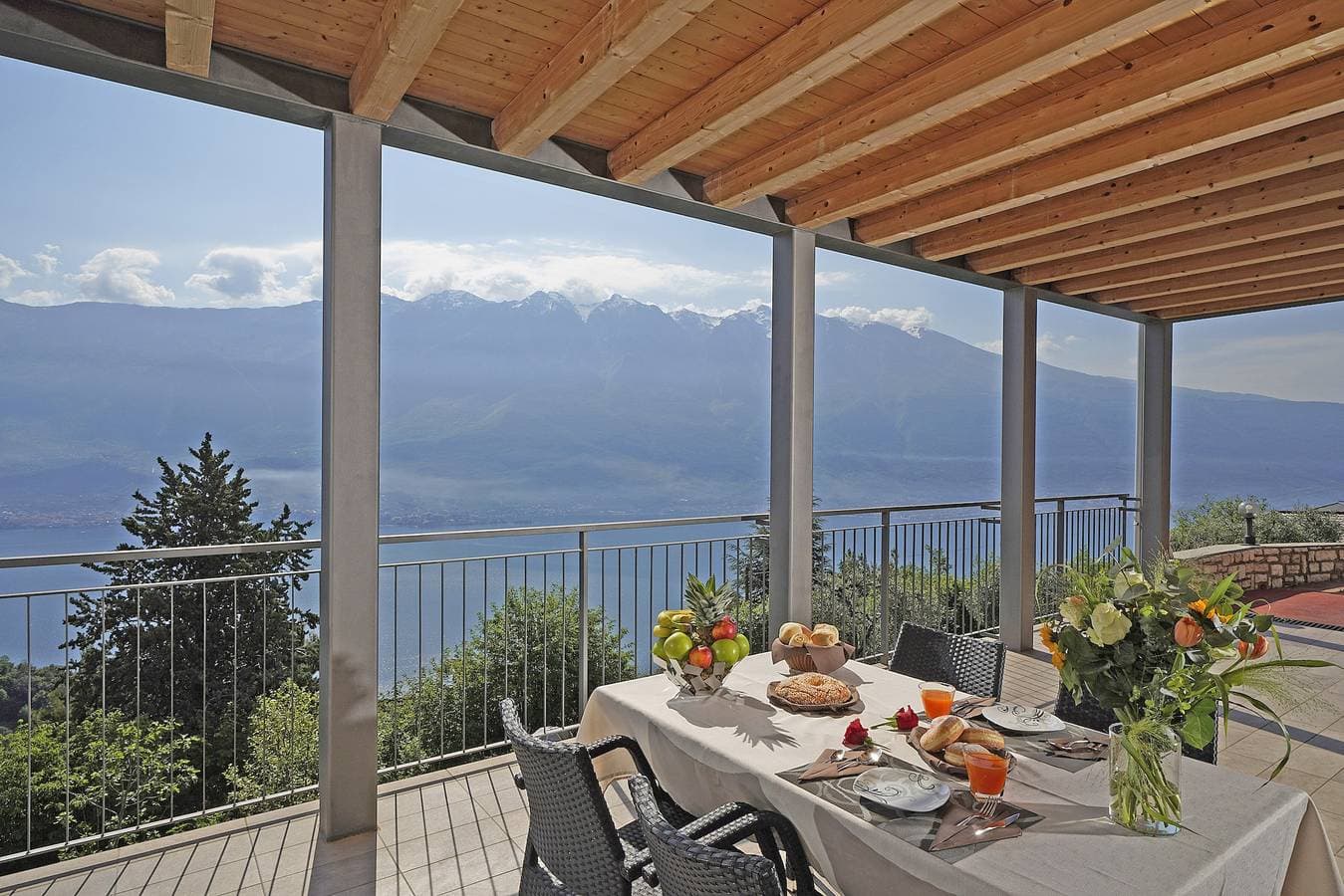 Foto 10 von 19: Maison du Pralonc – Lago: Seeblick, Berge, Garten & Terrasse