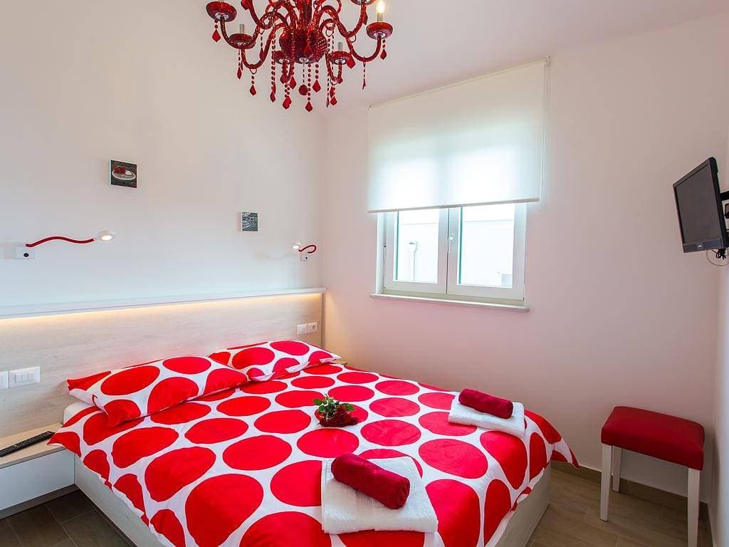 Foto 6 von 13: Neue und moderne voll ausgestattete Wohnung in einer Villa mit Pool in der Nähe von Porec, alle Zimmer klimatisiert