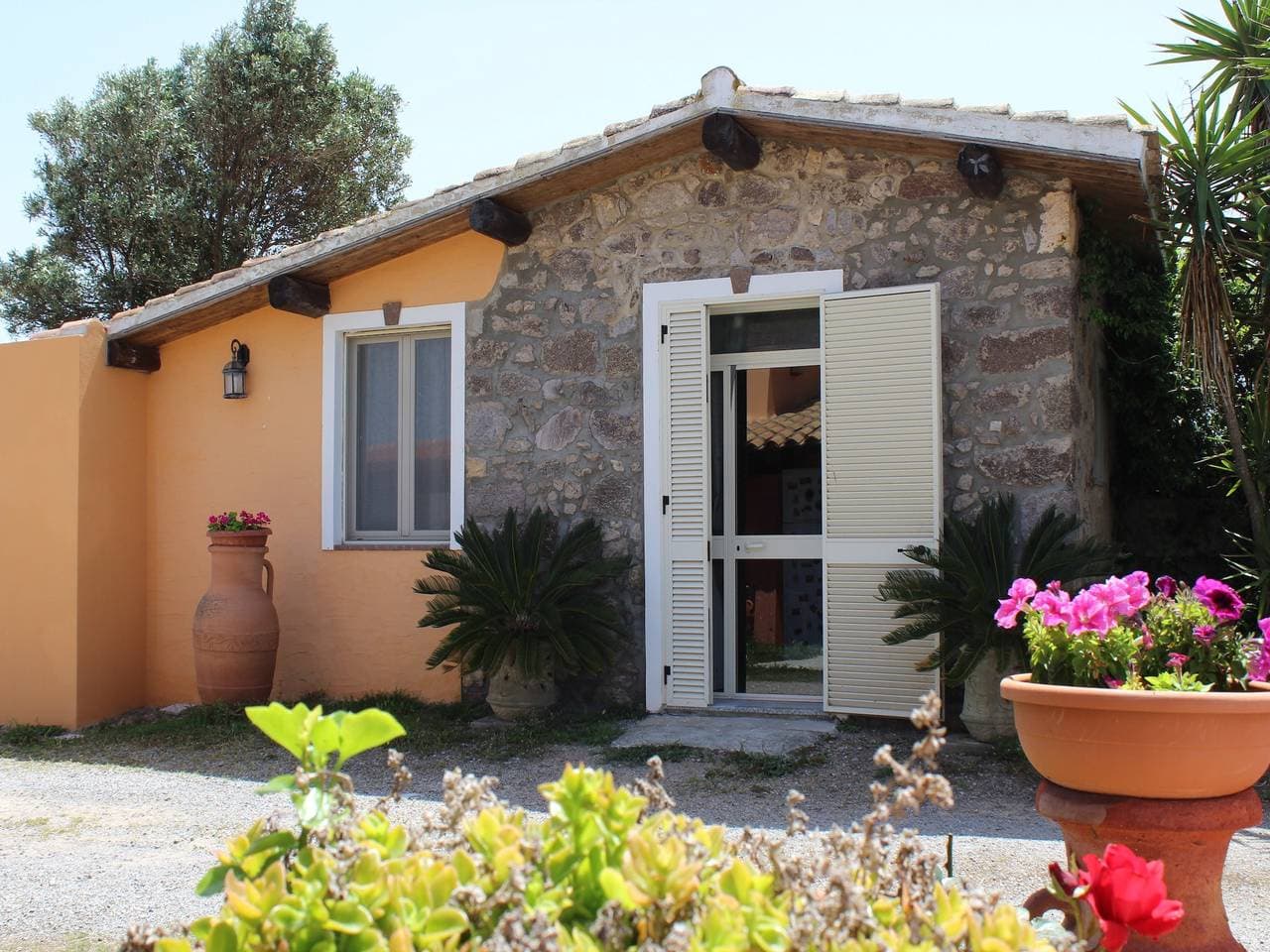 Cottage a Calasetta in Sardegna con giardino 1
