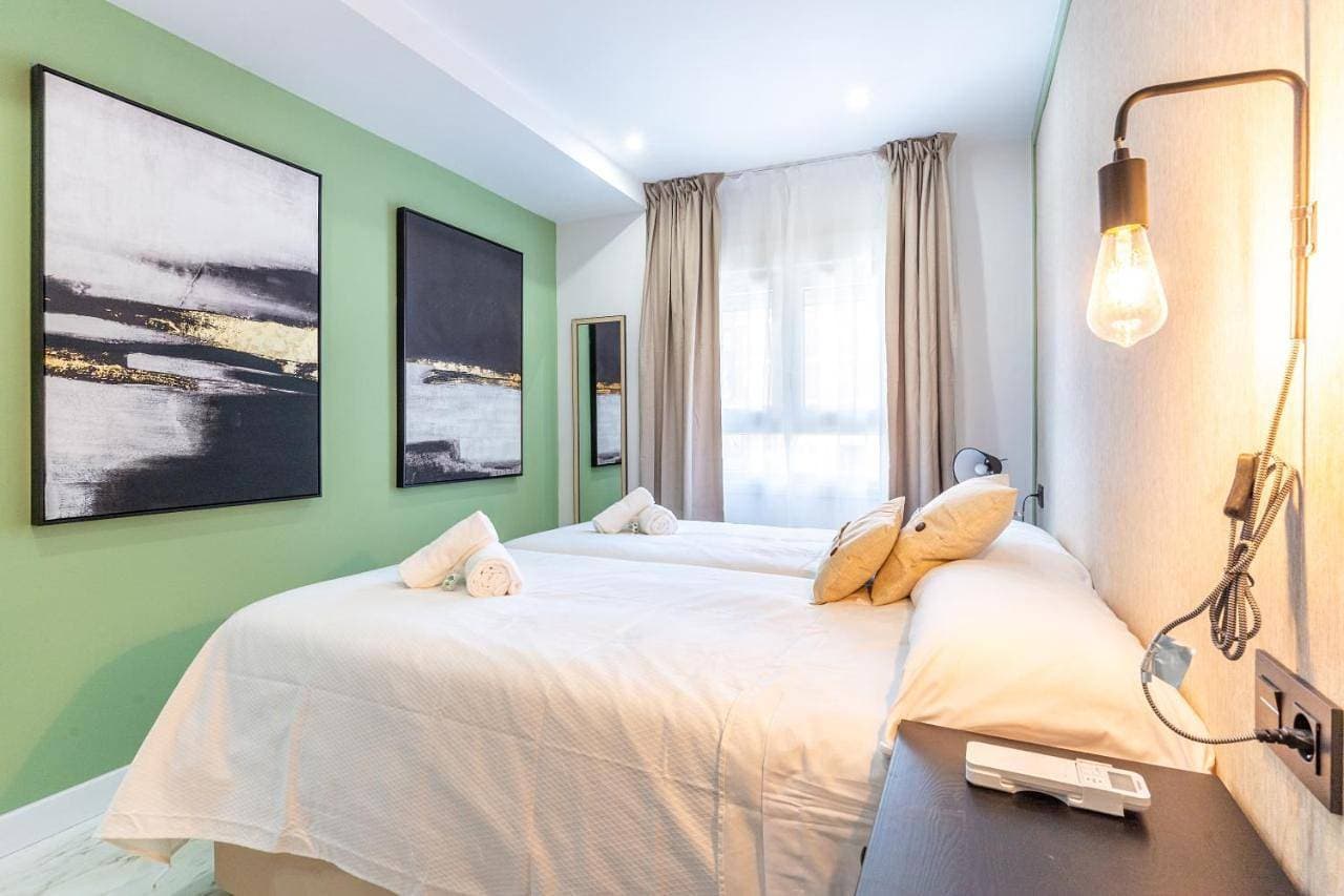 Foto 8 von 45: One-Bedroom Apartment with Street view