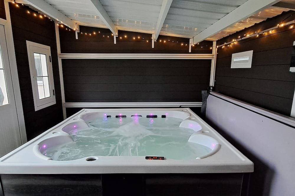 House sleeps 6 with jacuzzi, La Béroline, pets allowed. 1