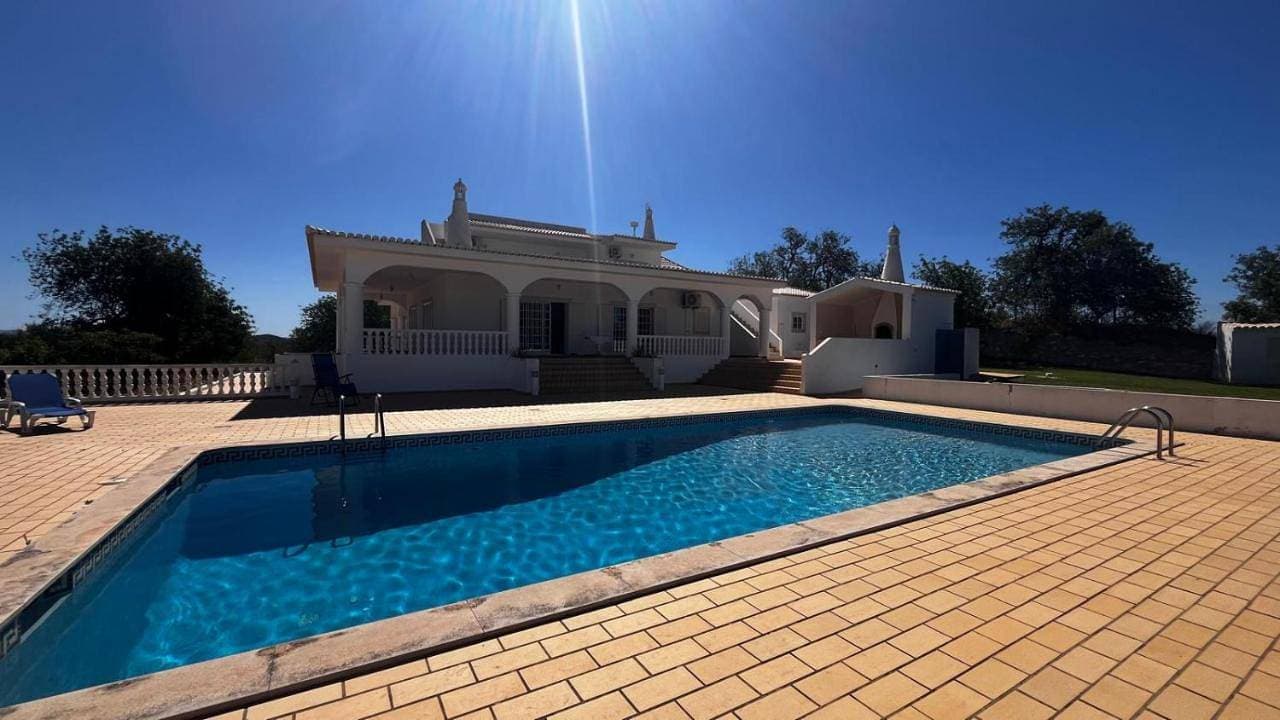 BnB Homes Luxurious Villa Stardust with Swimming pool & BBQ for Family Fun 1
