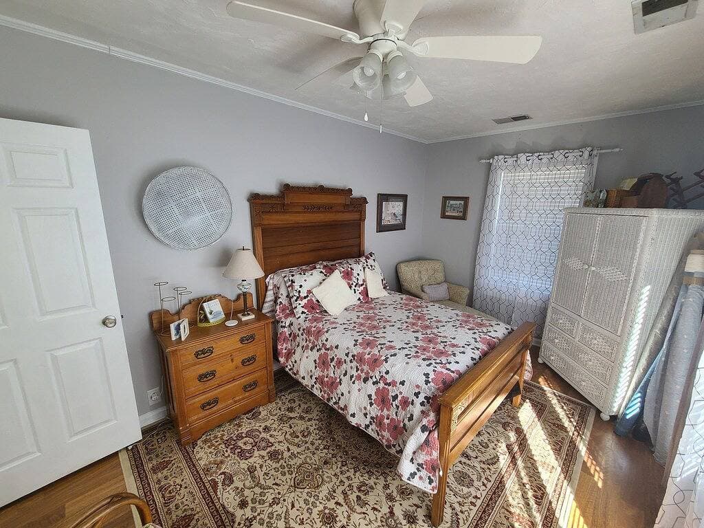 Foto 4 von 14: Retro Guesthouse : Boat & Rv Parking, Great central location.