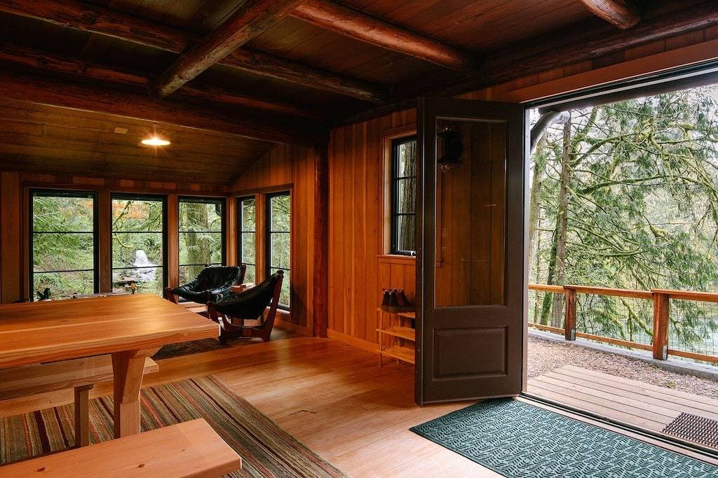 Three waterfalls, a river and Lodge. 1