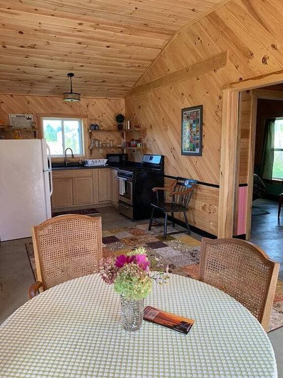 Foto 6 von 22: Ebbe-Flut-Häuschen sitzt zurück vom Ufer, das Cobscook Bucht übersieht Schlafplätze: 4