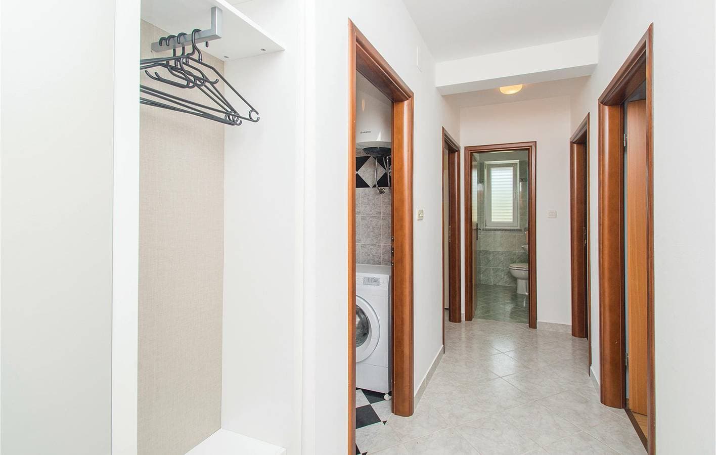 Foto 10 von 24: Apartment am Meer mit Terrasse, WLAN und Parkplatz – 2 km von Duga Luka entfernt
