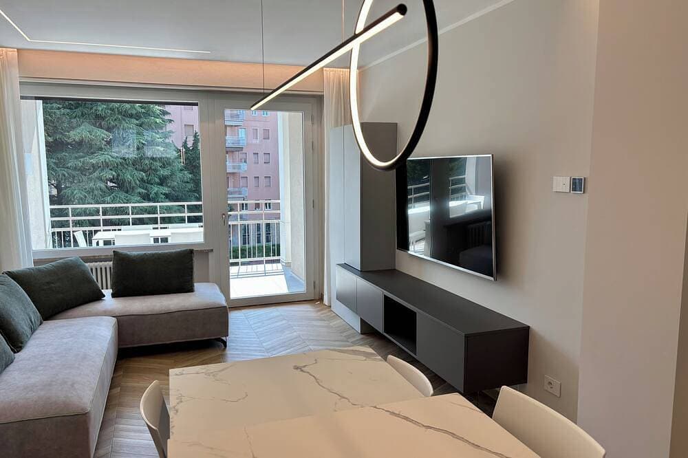 Foto 10 von 22: Luxurious new apartment with a terrace overlooking the lake on the Sarnico lakeshore.