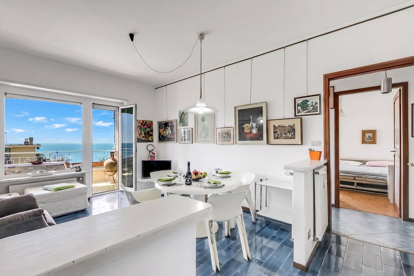 Foto 3 von 30: Owl House, Sea-View Terrace Apt in Sanremo