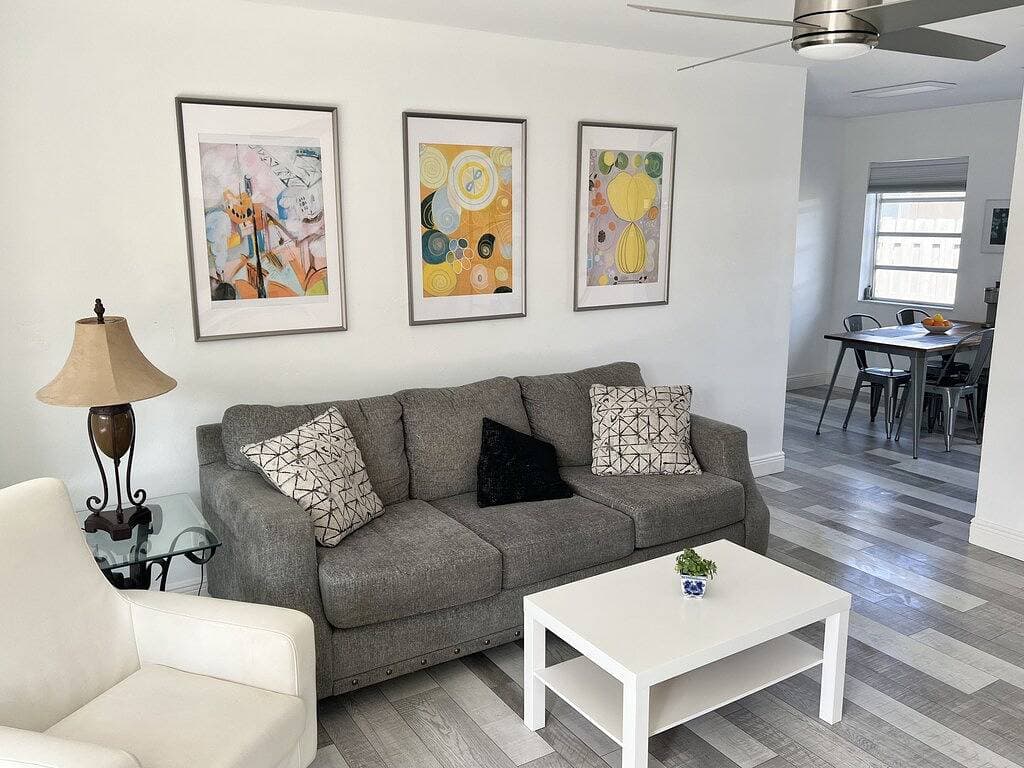 Foto 10 von 24: 2 Bedroom Lovely, Bright & Comfy Walk to Beach - Private, Yard, Parking