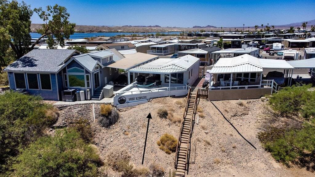 Foto 6 von 49: Waterfront Luxury Tiny Home with Stunning Lake  & Mountain Views!