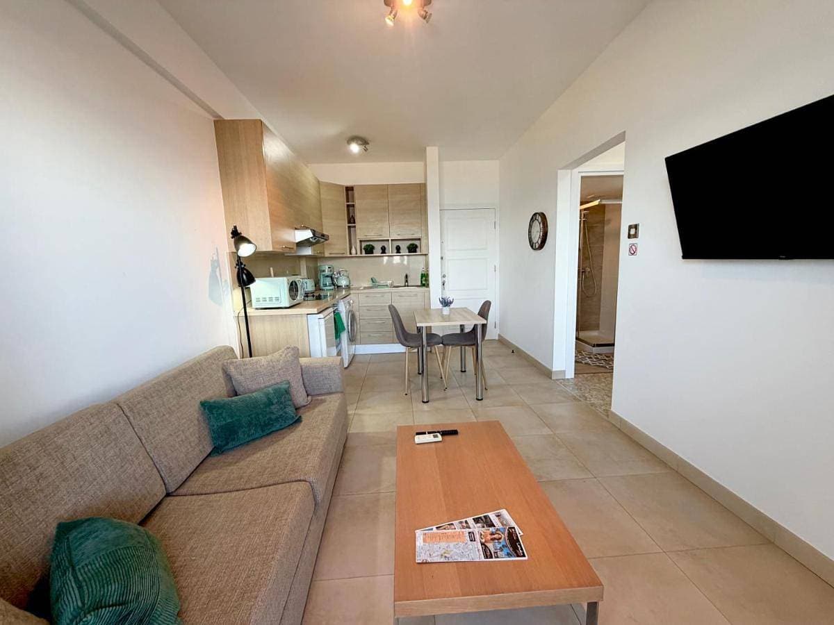 Foto 3 von 13: One-Bedroom Apartment with Balcony and Sea View