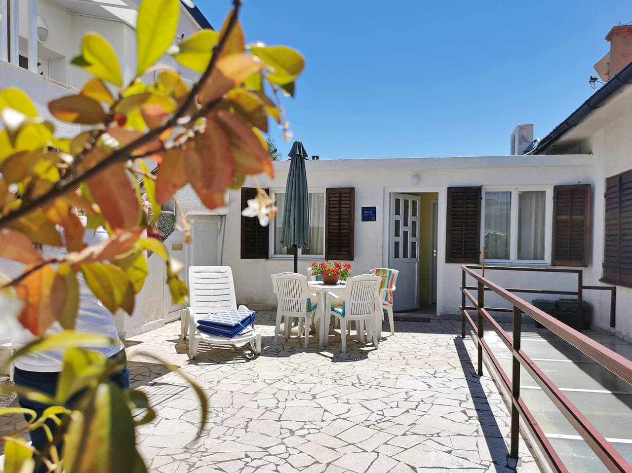 Foto 4 von 24: Apartment Devcic - 40 m vom Meer, haustierfreundlich, private Terrasse, Außendusche, Grill