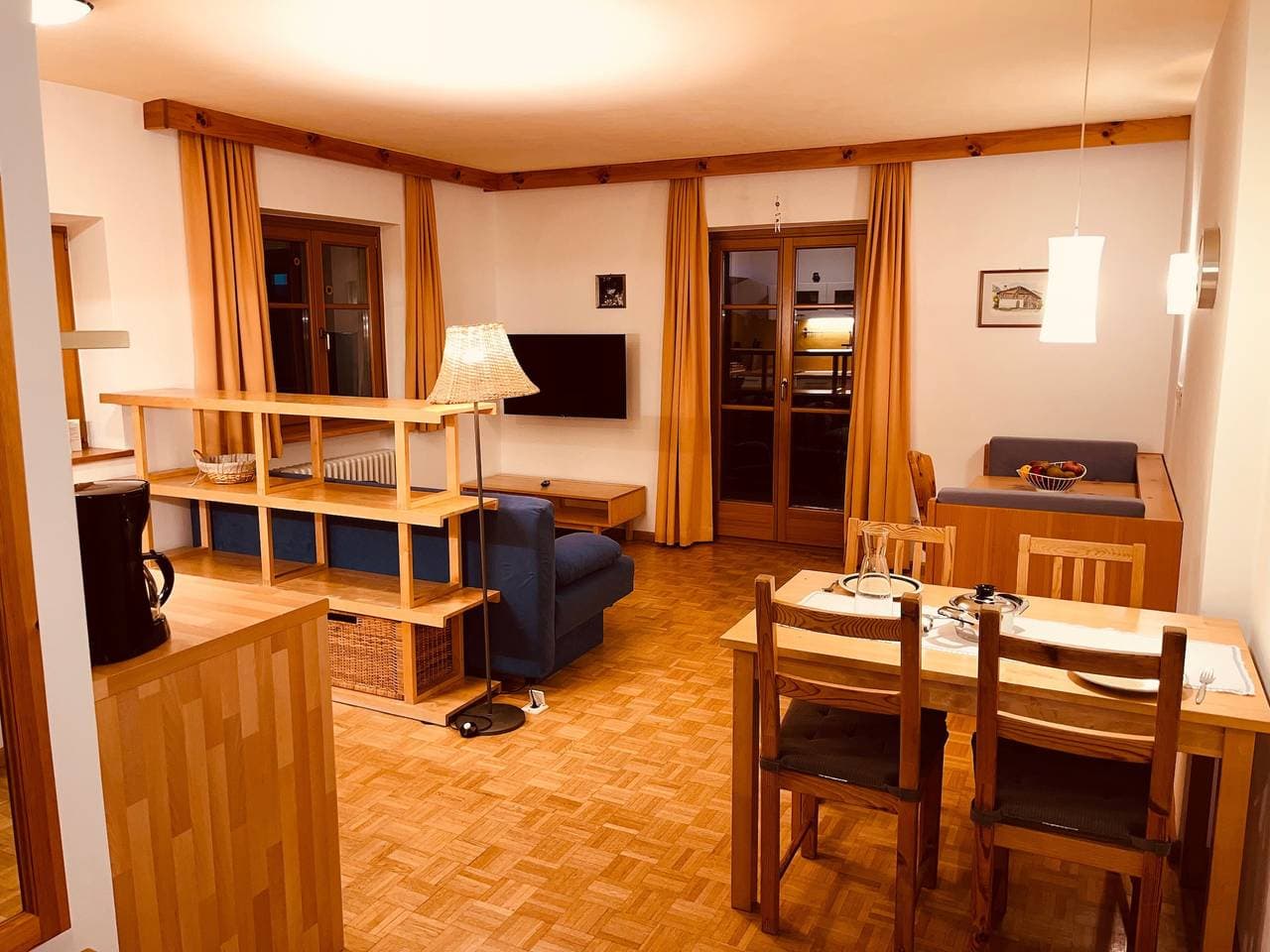 Foto 3 von 34: Ferienwohnung 'Residenz Zirmer Wohnung Feuer' mit Bergblick, Gemeinschaftsgarten und WLAN