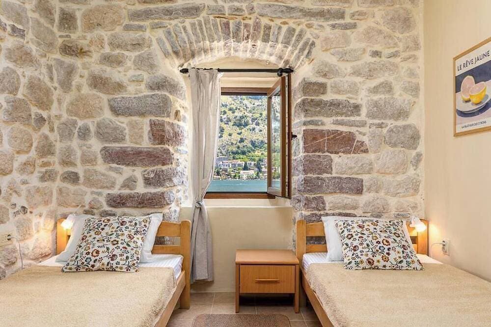 Foto 4 von 30: Historic Waterfront House — Authentic Stone Gem on the Stunning Bay of Kotor