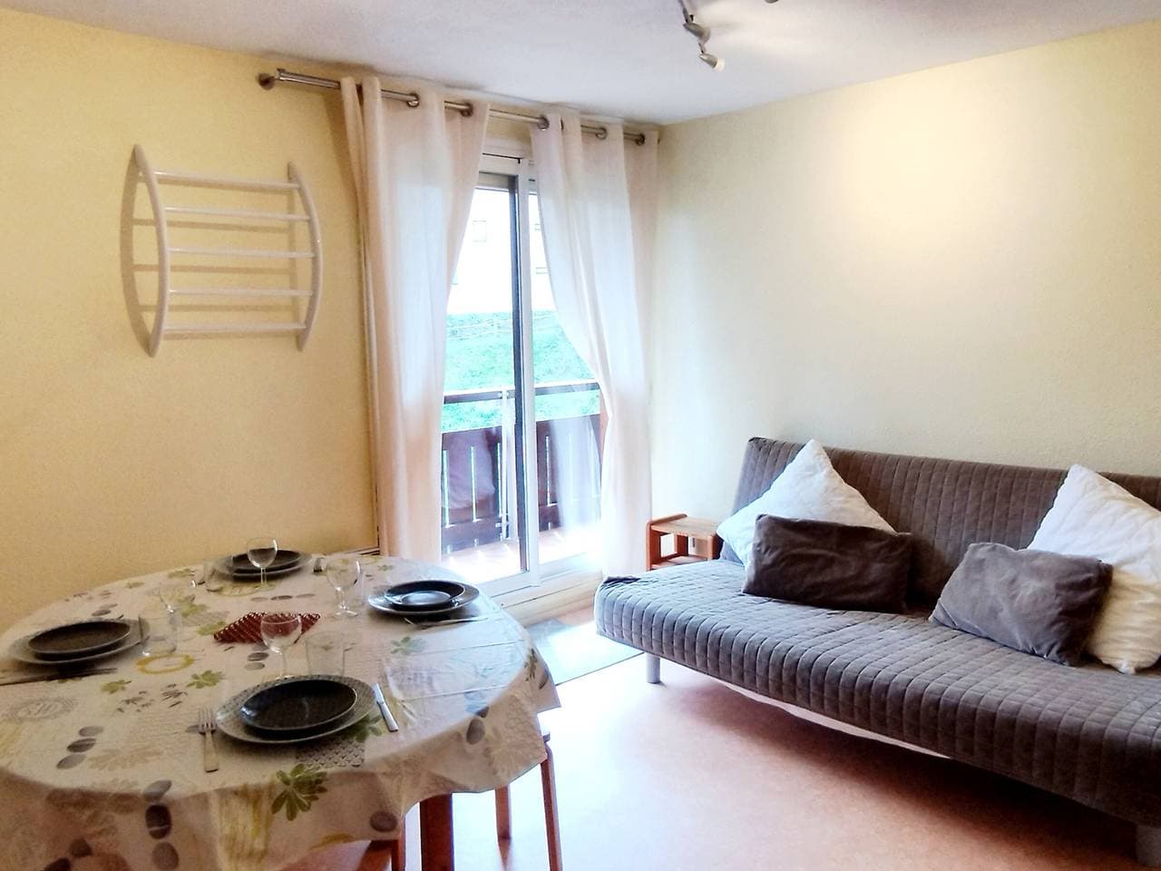 Foto 2 von 17: 2 Zimmer, direkt an der Piste, nahe Geschäfte mit Balkon. Platz für 6 Pers, keine Haustiere