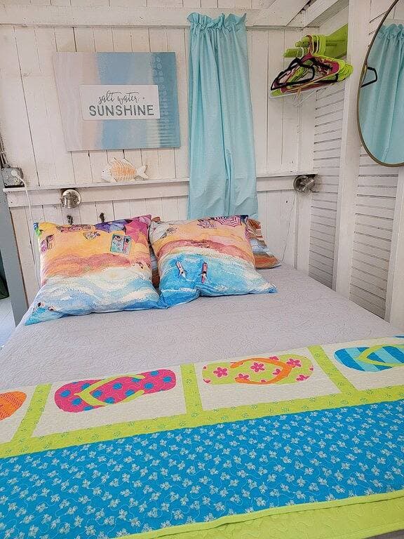 Foto 6 von 30: Tiny home steps from the beach.