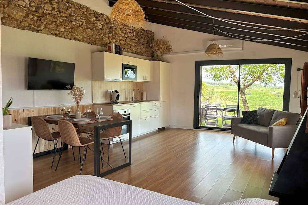 Foto 9 von 14: Rural Cabernet. Romantic loft overlooking the vineyards.