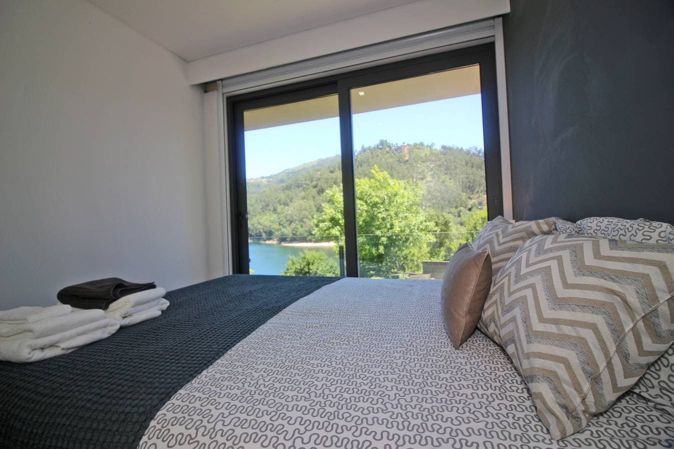 Foto 4 von 23: Apartamento Lobo - Casas Barca do Rio - Gerês