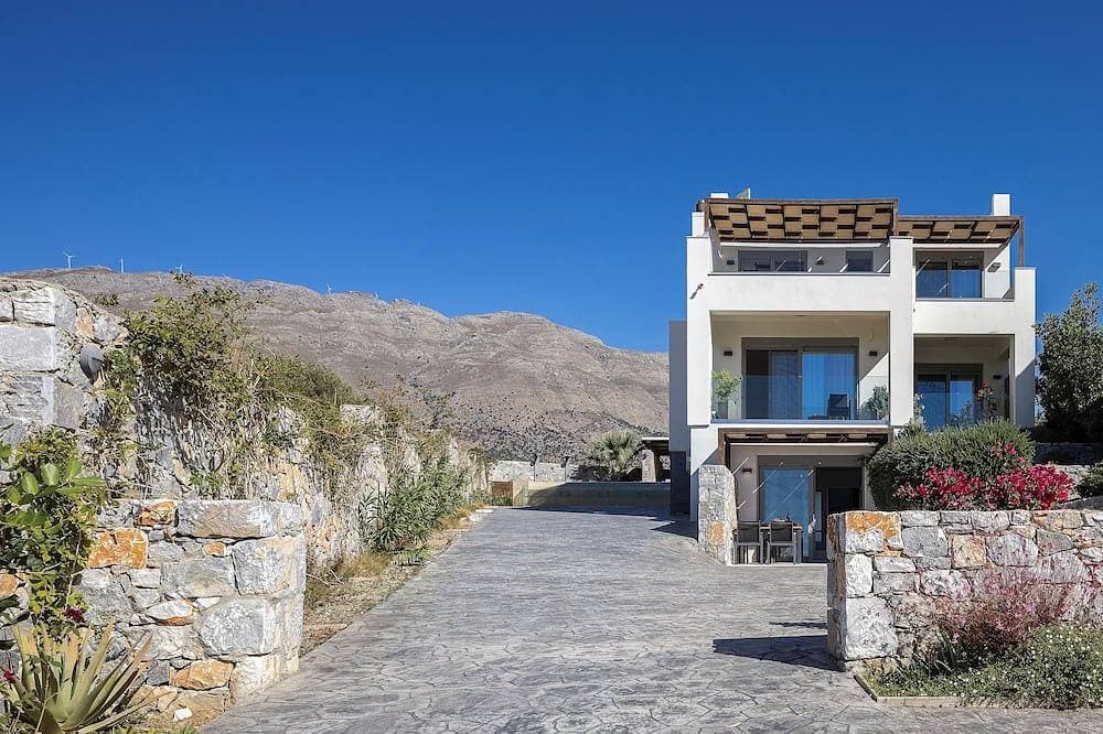 Foto 13 von 30: Villa Theano mit Meerblick, Salzwasser beheiztem Pool und Strand zu Fuß erreichbar