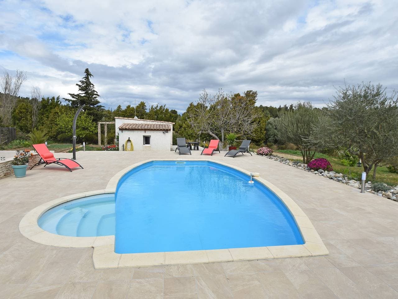 Ruhige Villa mit Pool 1