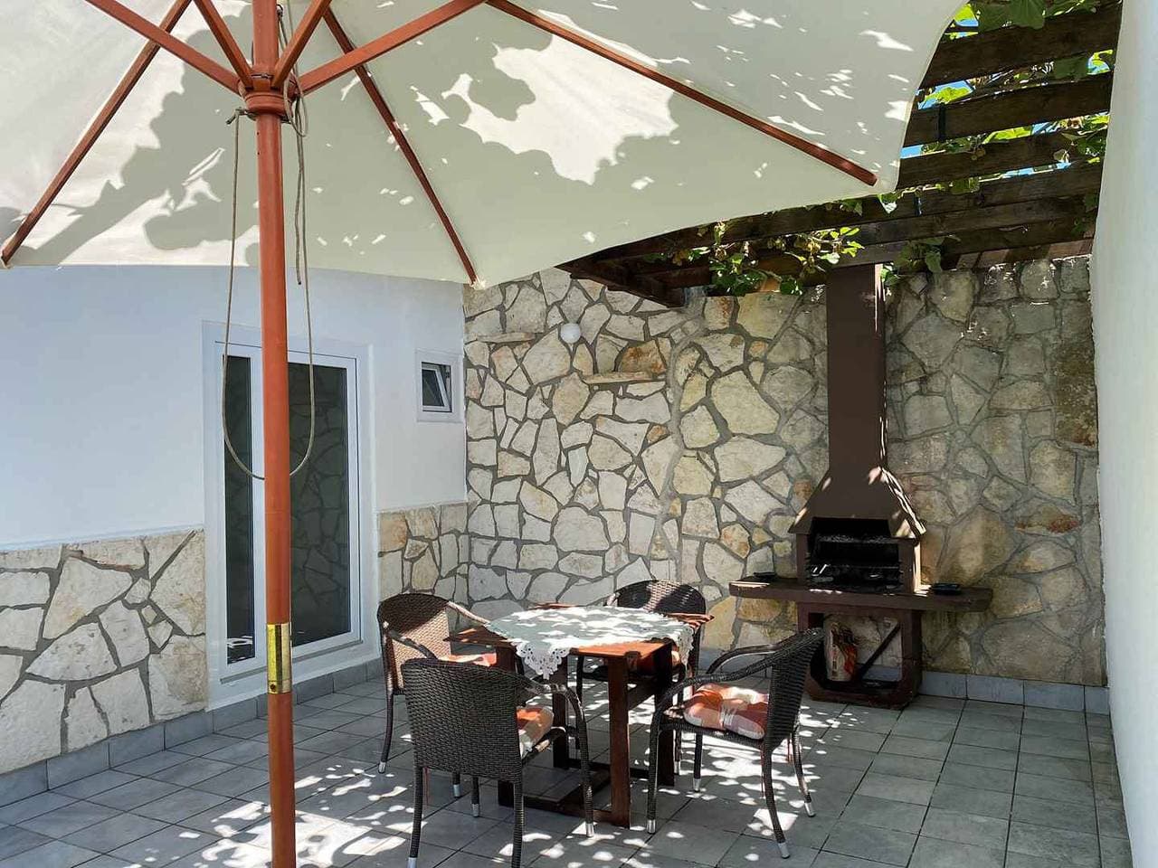 Ferienwohnung mit Terrasse und Klimaanlage 1