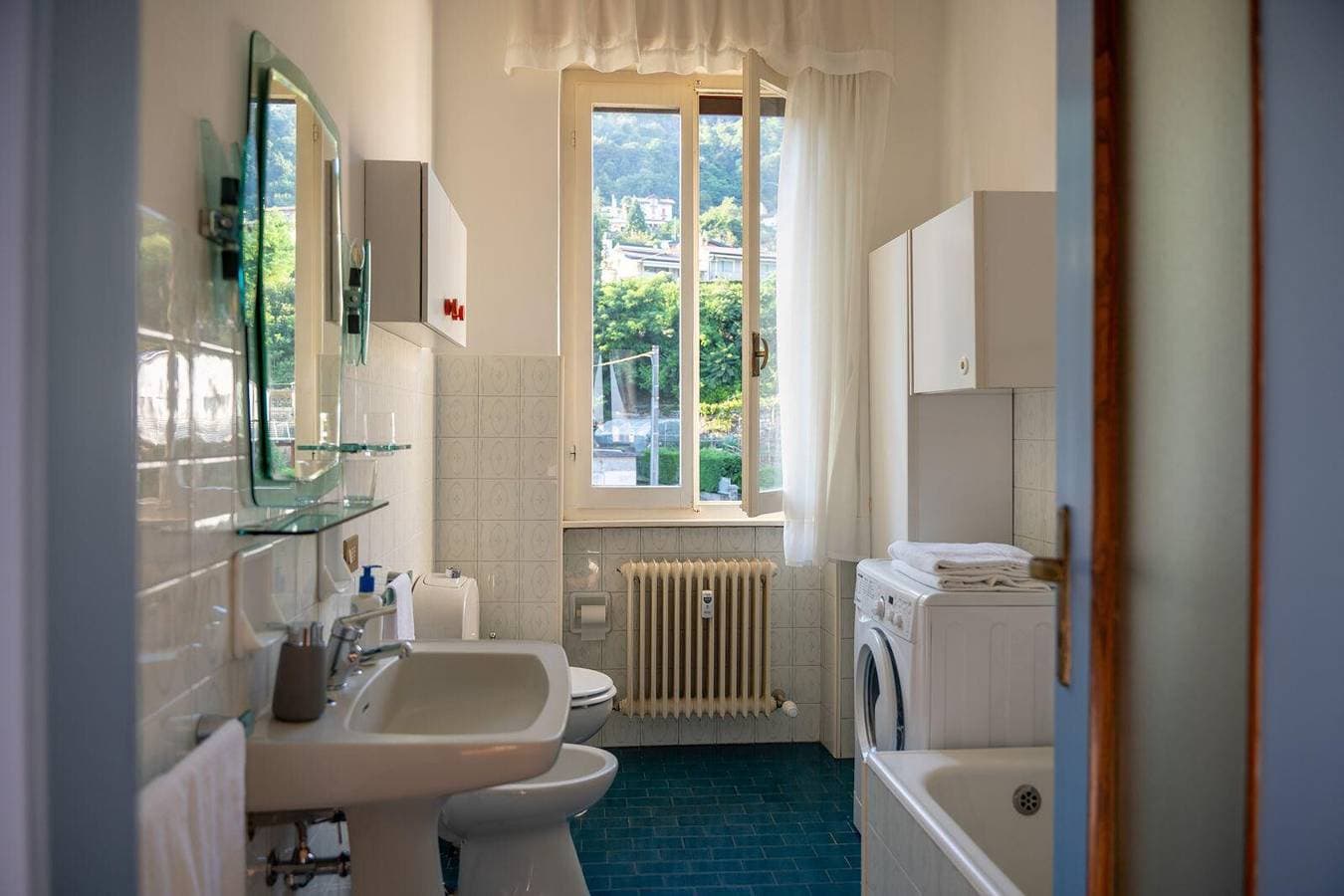 Foto 8 von 10: Ferienwohnung 'Verbania Panorama Lago' mit Blick auf den See und Balkon