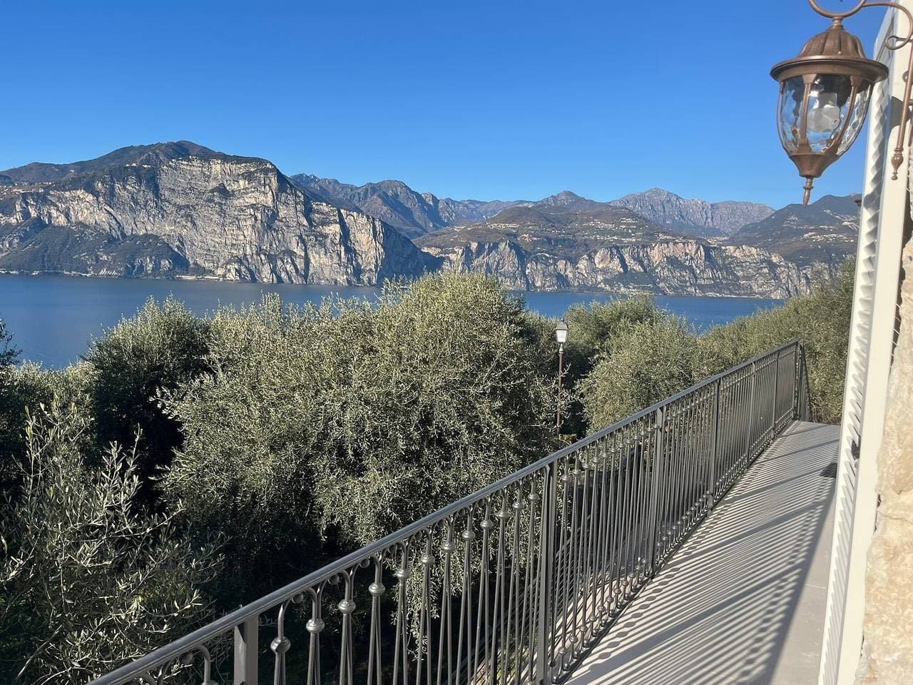 Foto 3 von 21: Suite Schlafzimmer (21 m2) mit gemeinsamer Terrasse, Sauna und Blick auf den Olivengarten