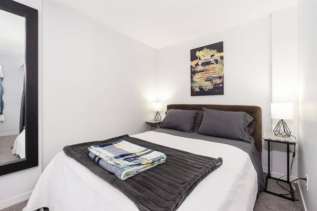 Foto 8 von 13: Modern Downtown Vancouver Loft. Parking included.