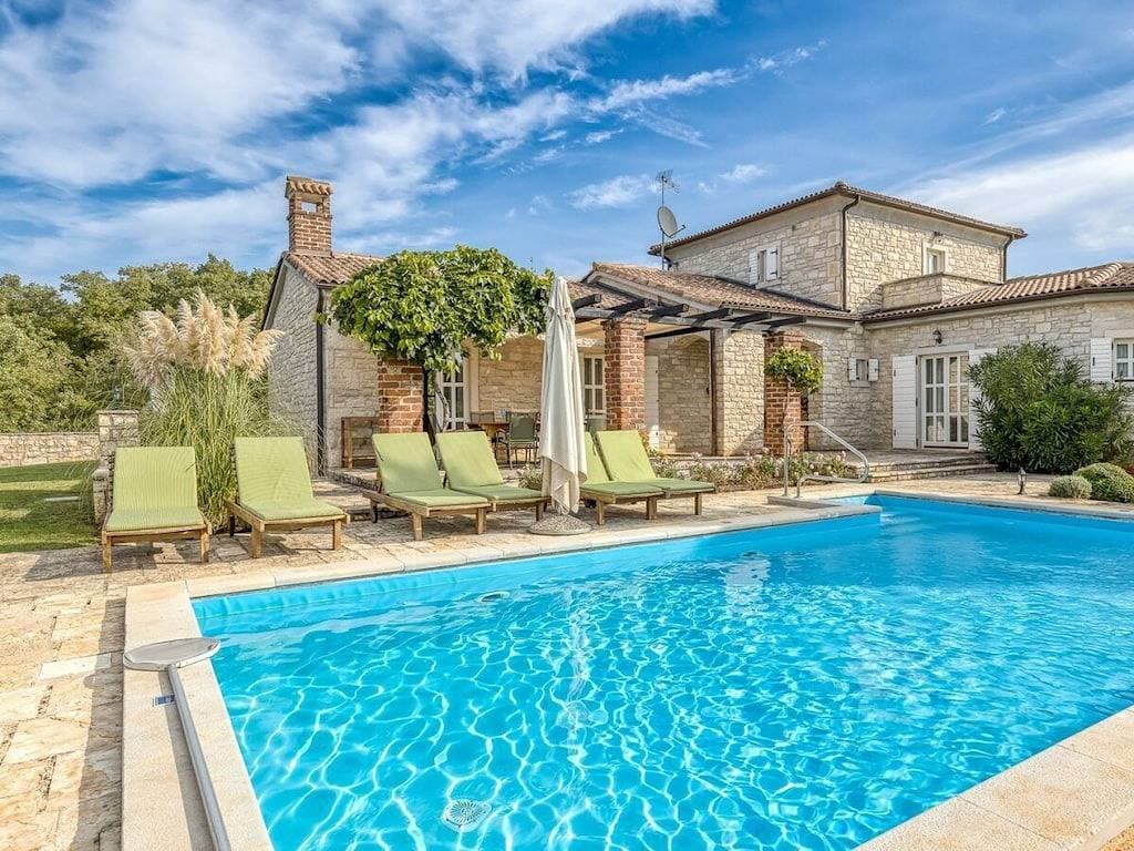 Villa in Sveti Lovrec mit Schwimmbecken 1