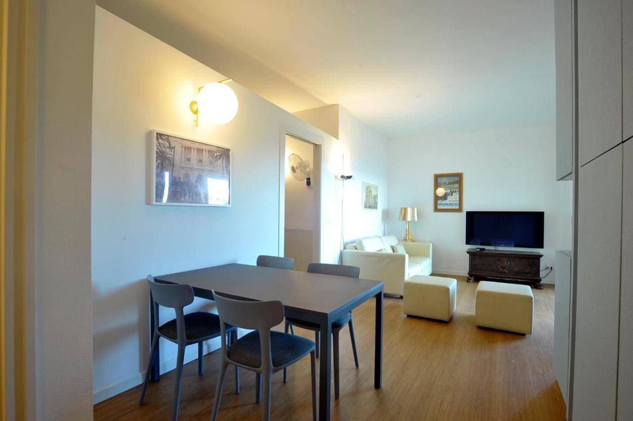 Foto 5 von 48: Two-Bedroom Apartment