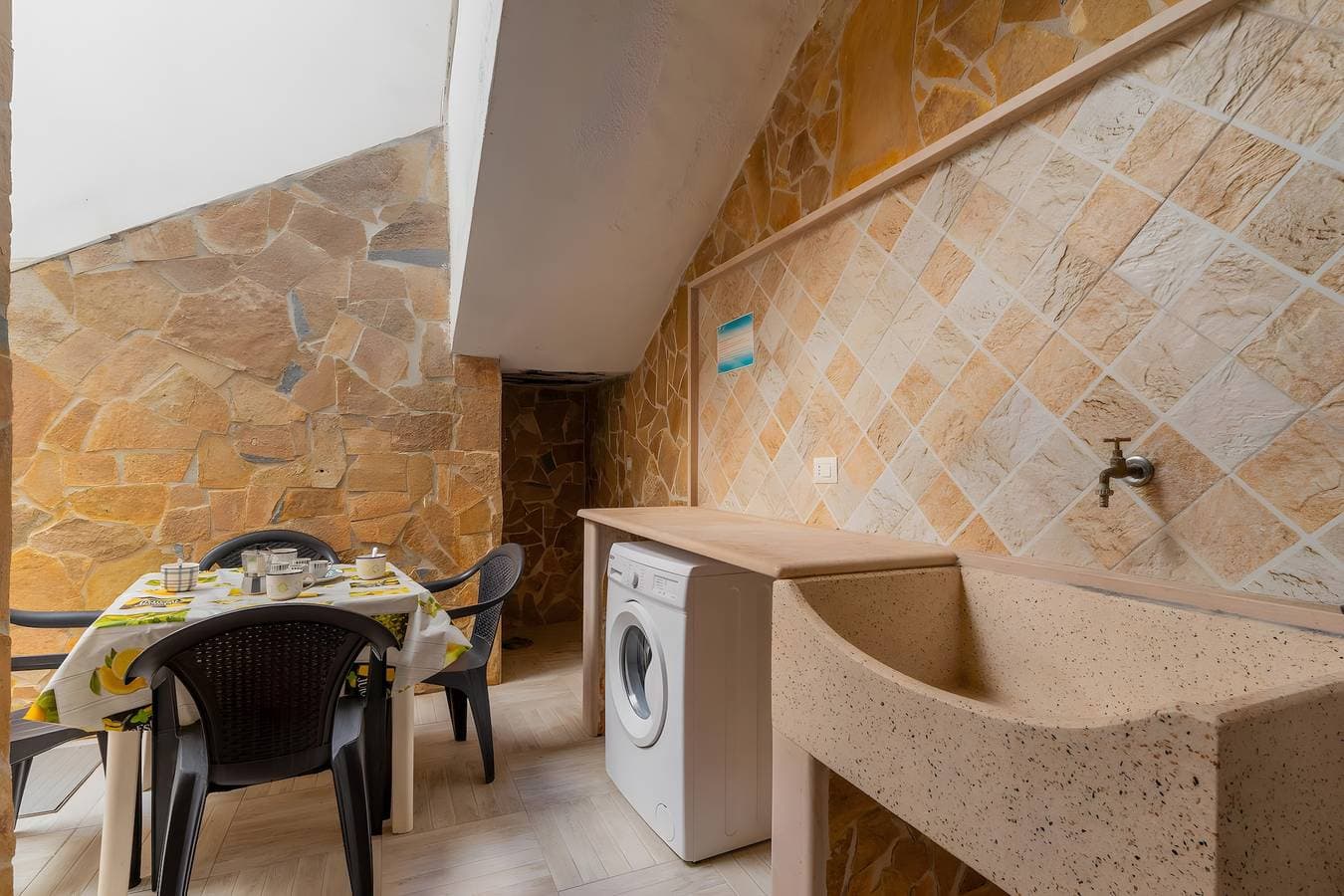 Foto 7 von 28: Ferienwohnung 'Due Passi Dal Mare' mit Meerblick, Gemeinschaftsterrasse und Klimaanlage