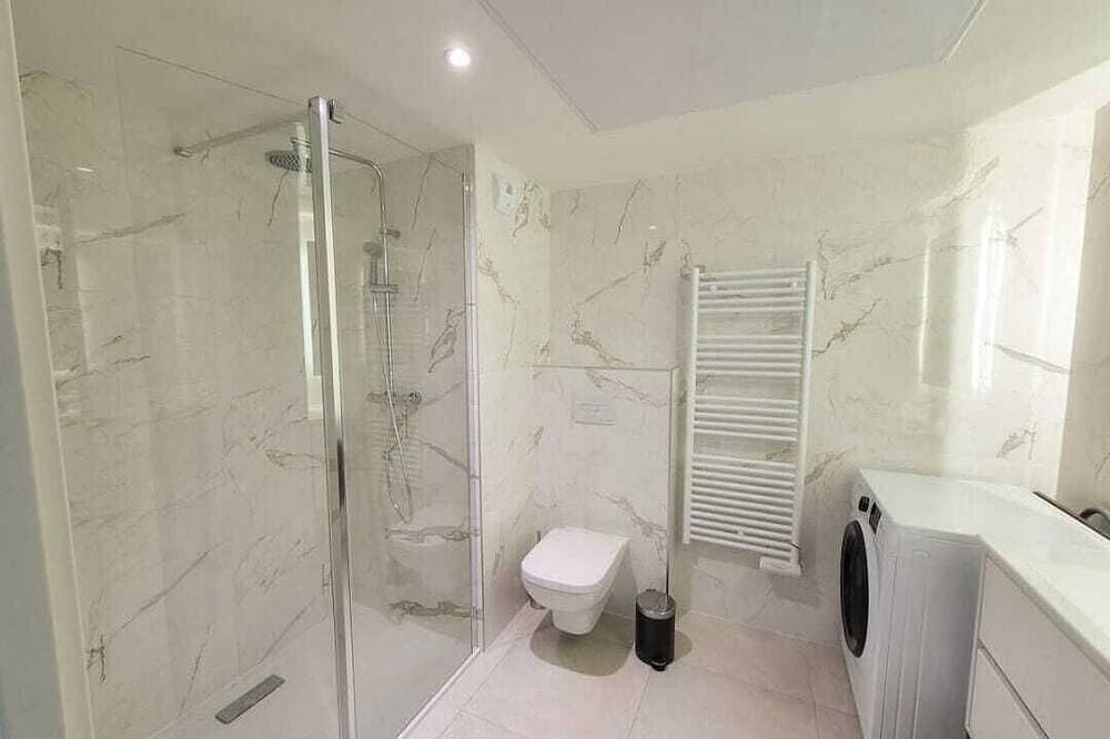 Foto 4 von 9: Modern, Brand-New Apartment with AC & Rooftop Pool – Walk to Beach & Port
