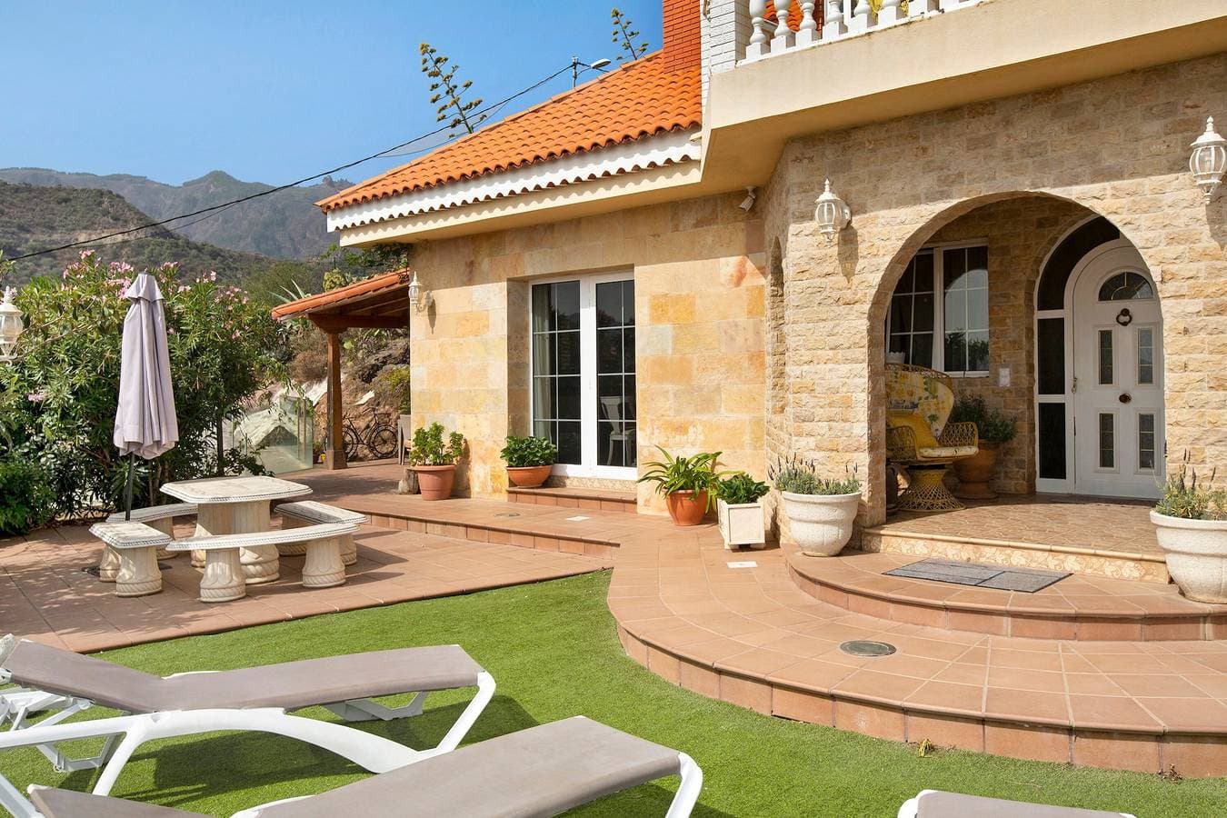 Foto 3 von 28: Villa Ferienhaus Hemi mit Bergblick, Meerblick, Pool, Wi-Fi, Terrassen und Garten
